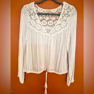 ** Billabong Boho V-neck lace detail top in like new condition!**